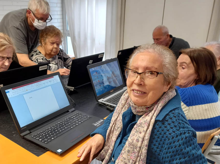 Classes informàtica Centre de Dia gent gran, La gente mayor del Centro de Día Torre Romeu recibe clases de informática y matemáticas
