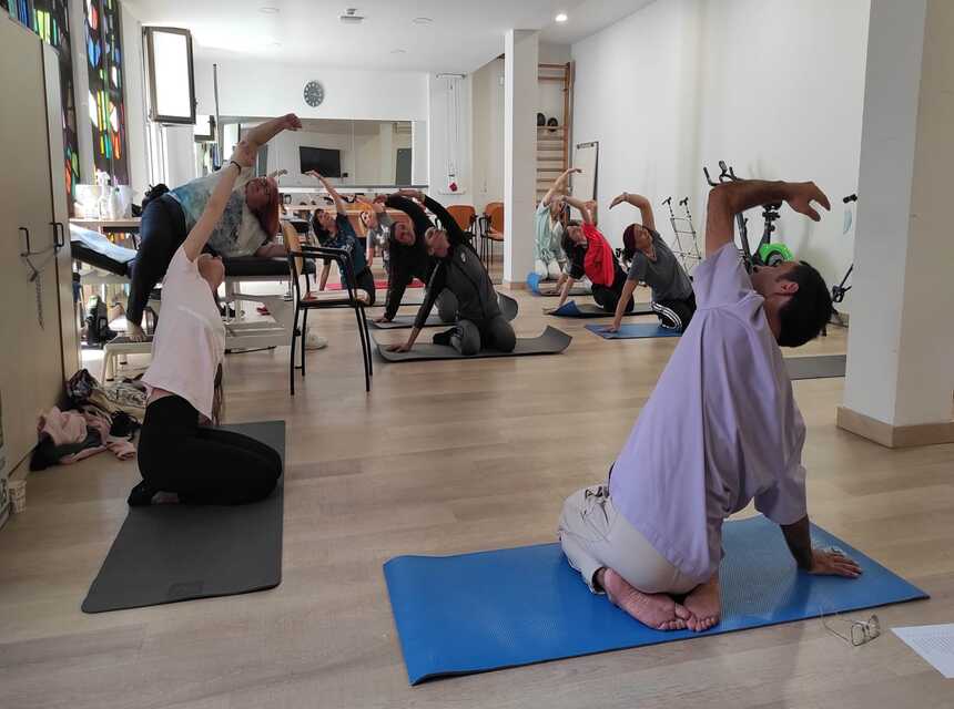 Equipo profesional Manresa taller yoga relajación, El equipo profesional de Mutuam Manresa inicia la semana con un taller de yoga y relajación